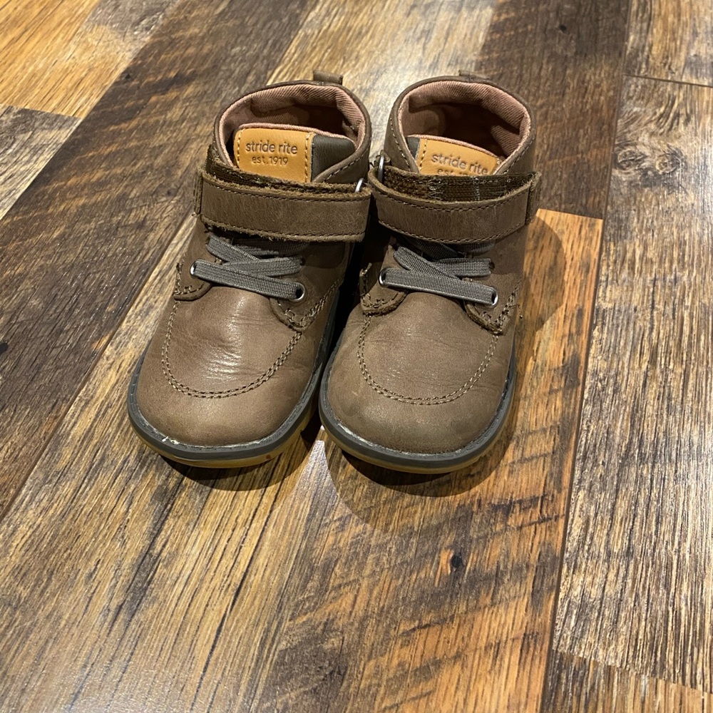 Boys Stride Rite Quinn booties. Size 6.5W. Brown leather